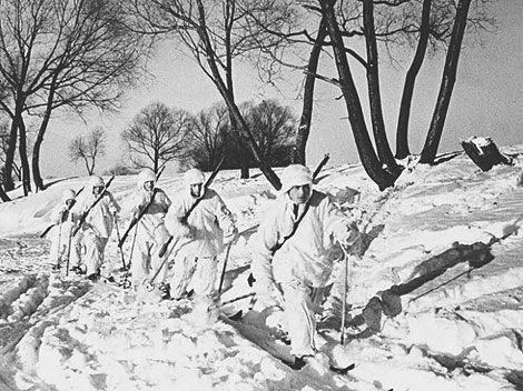 Советская пехота выдвигается к передовой во время наступления в районе Новгорода. Январь 1944 г. 