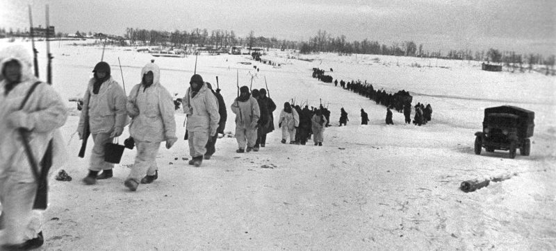 Советская пехота выдвигается к передовой во время наступления в районе Новгорода. Январь 1944 г. 