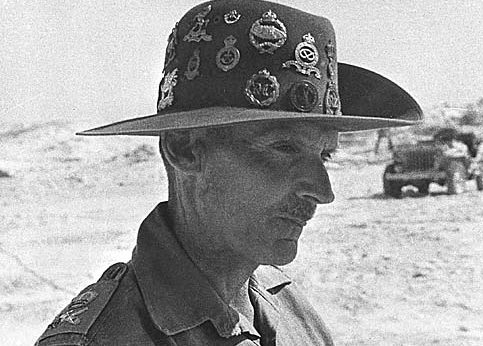 Генерал-лейтенант Бернард Монтгомери в австралийской шляпе, подаренной ему в штабе 24-й австралийской бригады в Эль-Аламейне. 14 августа 1942 г. 