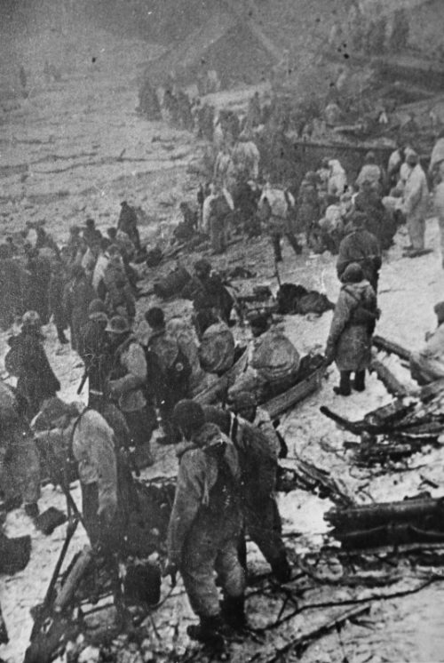 Красноармейцы переправляются через Волхов. Январь 1944 г.