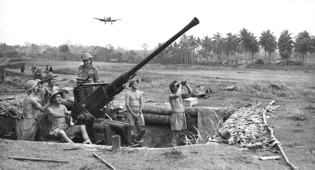 Расчет зенитного орудия на аэродроме Гили-Гили, Бухта Милн. Папуа. Сентябрь 1942 г.