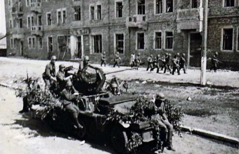 Улицы оккупированного города. 1942 г.