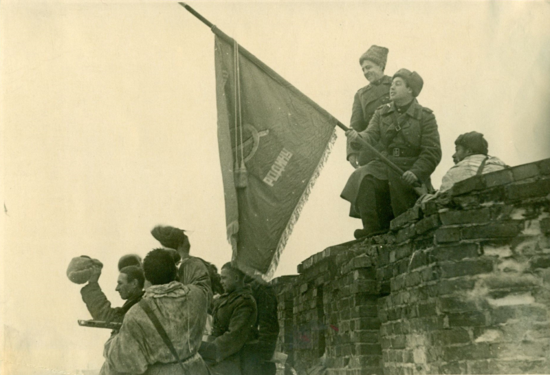 Красное Знамя освобождения над Новгородом. 20 января 1944 г. 