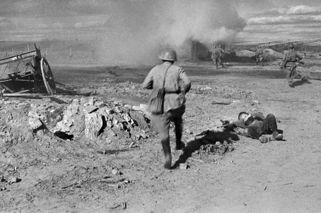 Атака советских войск у Ржева. 1942 г.