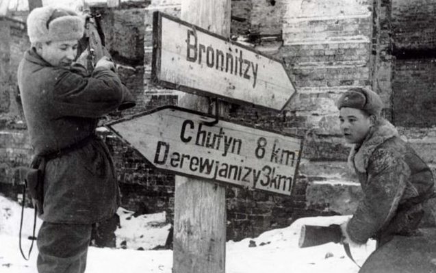 После изгнания оккупантов в Новгороде сбивают немецкие указатели. 20 января 1944 г.