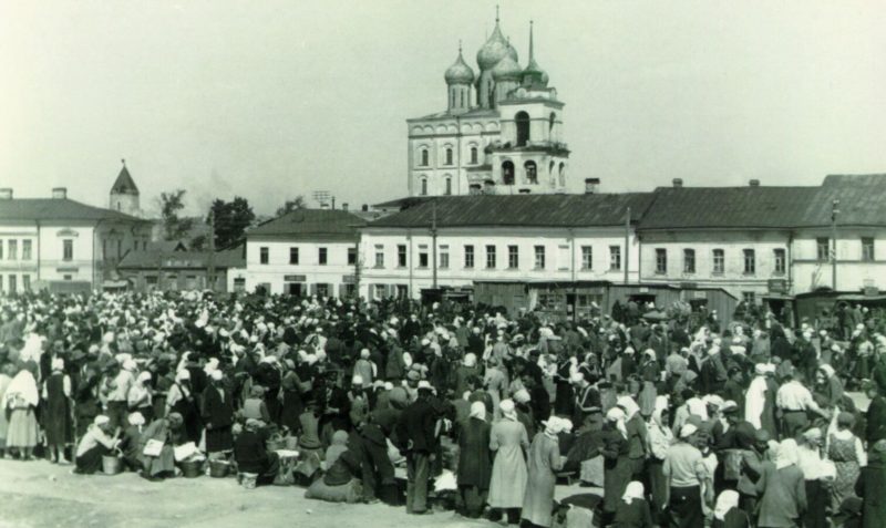 Городская «толкучка» на Торговой площади. Сентябрь 1941 г.