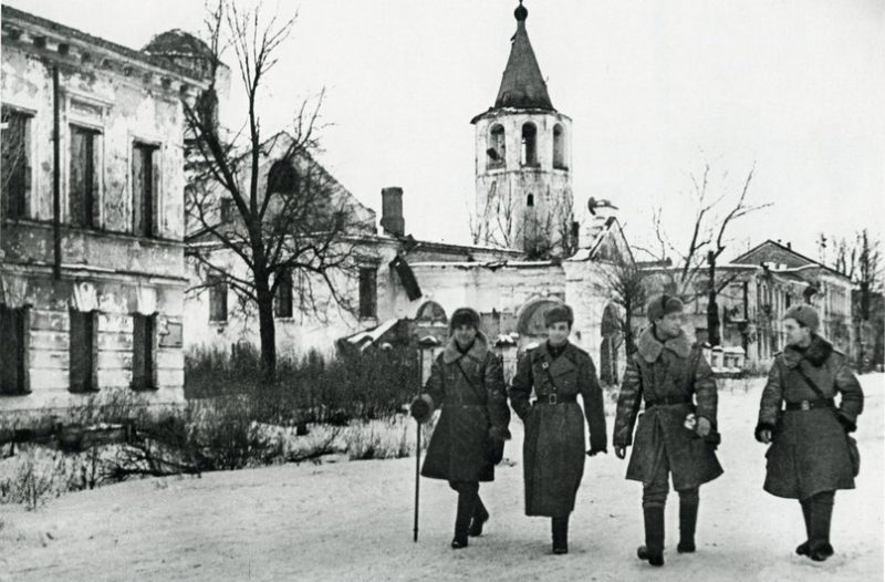 Офицеры Красной Армии в освобожденном городе. Январь 1944 г. 