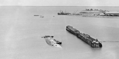 Затонувший корабль «Neptuna» и сгоревший причал в гавани Дарвина после японской атаки. 19 октября 1942 г. 