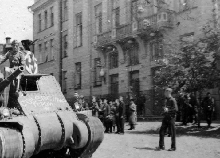 Трофейный танк М3 «Генерал Ли» на улице Орла. Июль 1942 г.
