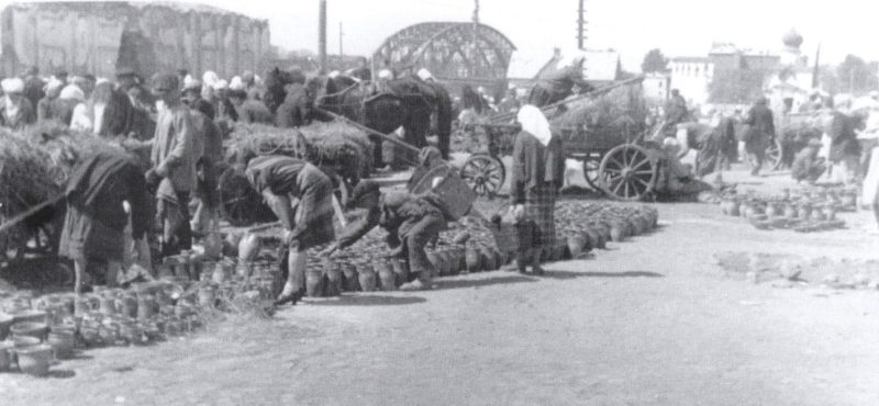 Городская «толкучка» на Торговой площади. Сентябрь 1941 г.