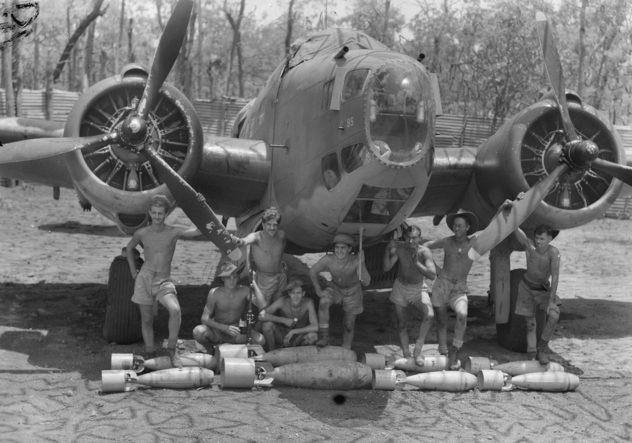 Экипаж и техники бомбардировщика Lockheed Hudson. Батчелор, октябрь 1942 г. 