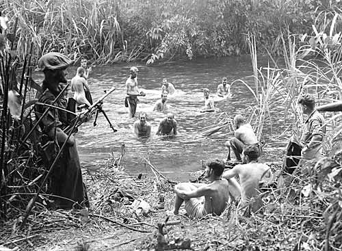 Австралийские солдаты на отдыхе между Науро и Менари во время наступления против японцев на Кокоде. Октябрь 1942 г. 