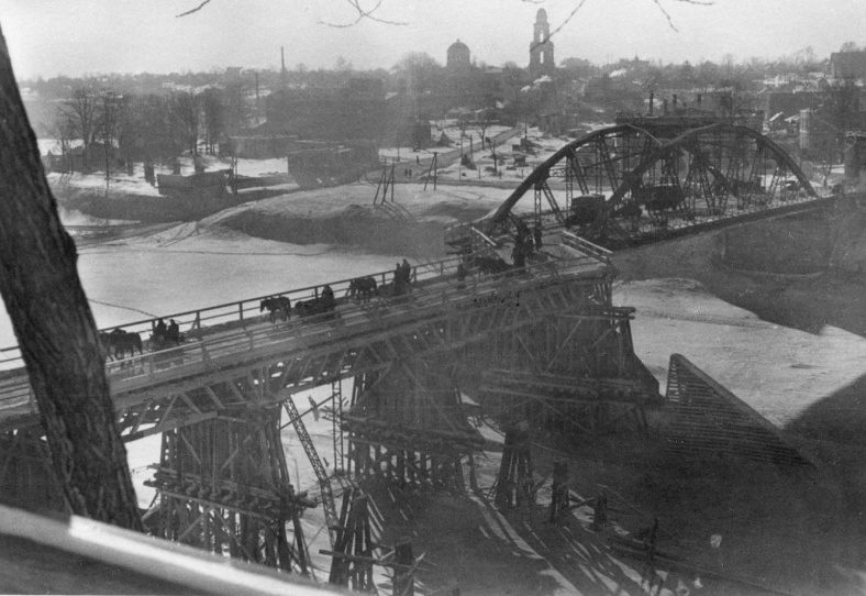 Восстановленный немцами пролет моста через Волгу в оккупированном Ржеве. 1942 г.
