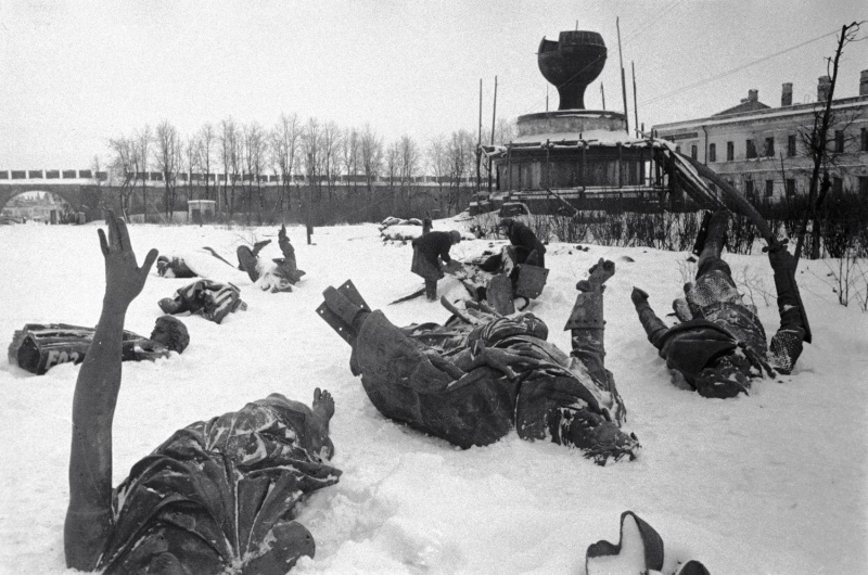Разрушенный памятник «Тысячелетие России» на территории музея Новгородского кремля после освобождения города. Февраль 1944 г. 