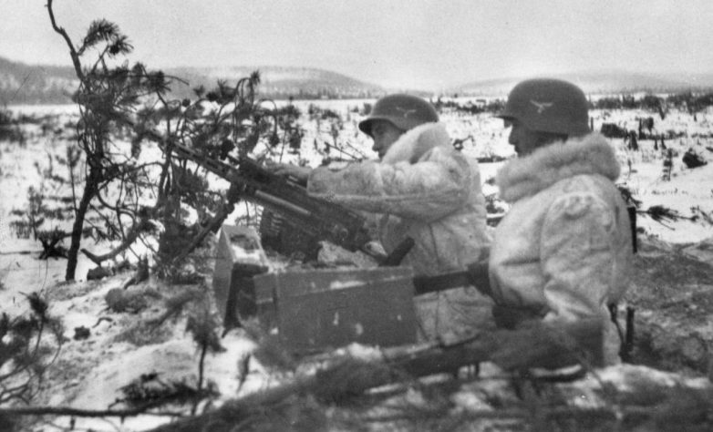 Немецкие солдаты в бою за Ржев. 1942 г.