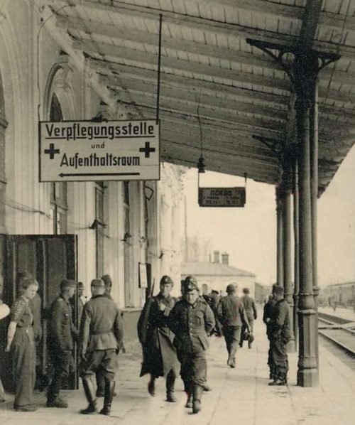 Перрон Псковского железнодорожного вокзала. Октябрь 1941 г.