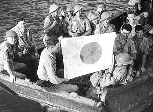 Австралийские солдаты на японской десантной барже, захваченной в Милн-Бэй. Октябрь 1942 г.