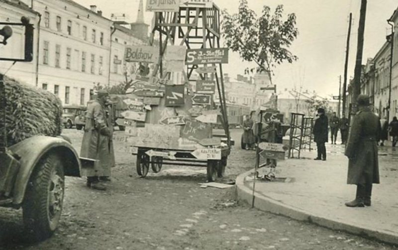 Немецкие указатели в городе. 1942 г.