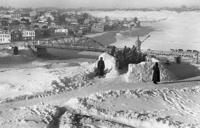 Немецкие зенитчики у моста через Волгу в оккупированном Ржеве. 1942 г.