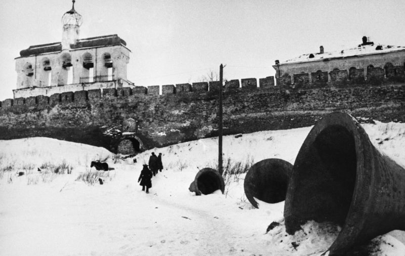 Колокола разрушенного храма. Февраль 1944 г.