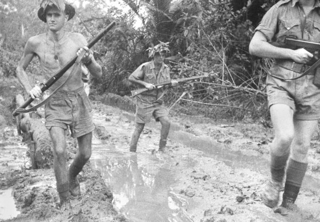 Австралийский пехотный патруль в Милн-Бэй. Октябрь 1942 г. 