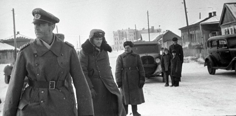 Генерал-фельдмаршал Фридрих Паулюс, начальник его штаба генерал-лейтенант Артур Шмидт и его адъютант Вильгельм Адам после сдачи в плен. Бекетовка, штаб советской 64-й армии. 1943 г. 