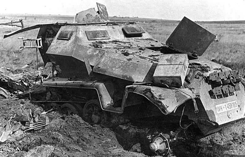 Разбитый немецкий бронетранспортер под Рославлем. 25 сентября 1943 г.