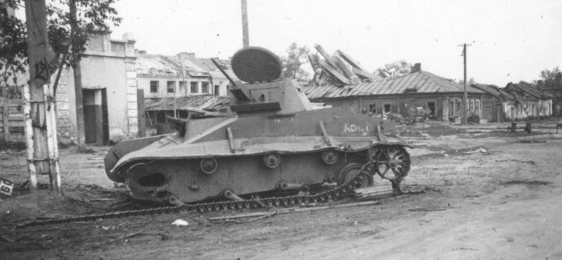 Подбитый советский танк Т-60 на улице Кольцовской в Воронеже. 1942 г. 