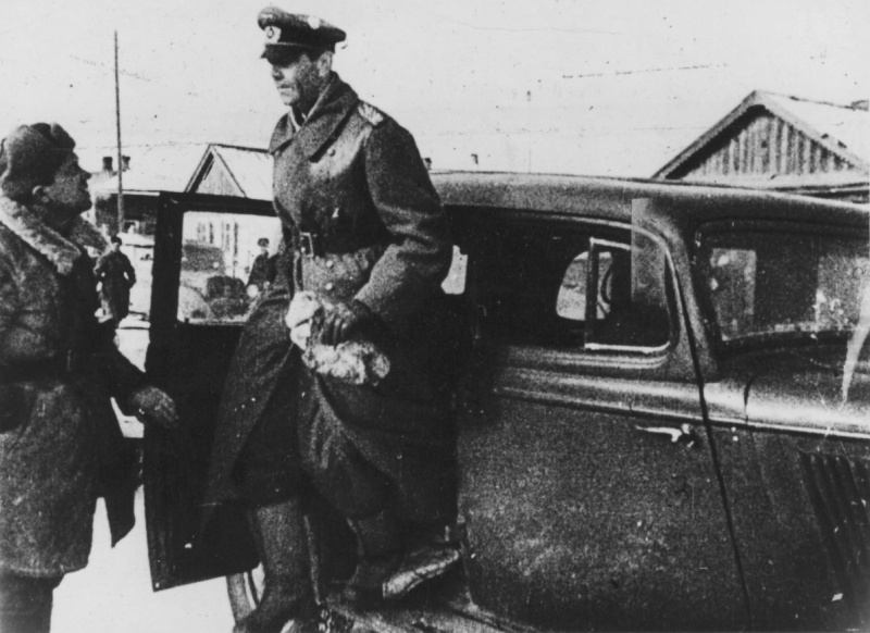 Пленный фельдмаршал Фридрих Паулюс выходит из автомобиля в штабе 64-й армии в Бекетовке 1943 г. 