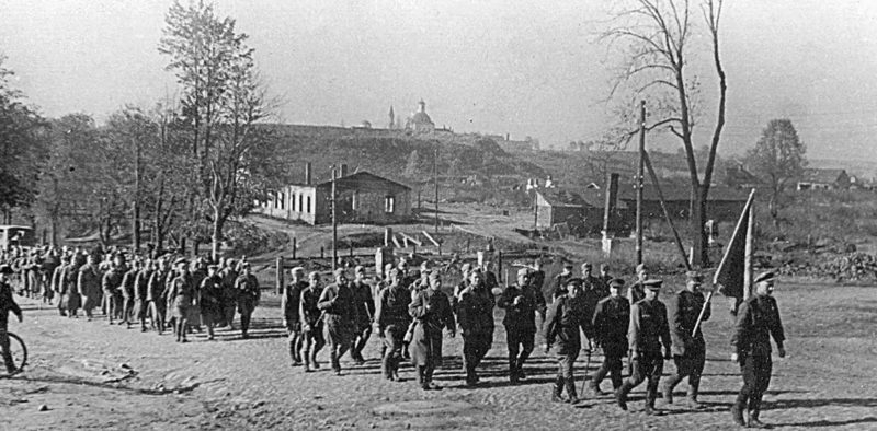 Стрелковый полк майора Елизарова вступает в Рославль. 25 сентября 1943 г.