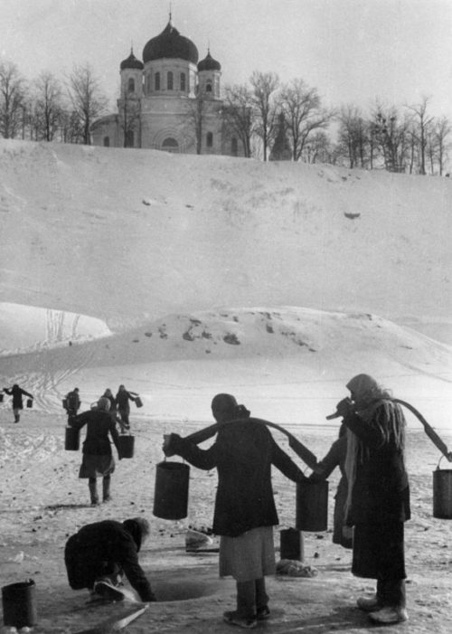 Горожане набирают воду из реки Волга в оккупированном Ржеве. 1942 г.