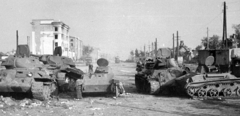 Советские танки Т-34 и Т-60, подбитые на улице 20 лет Октября. 1942 г. 