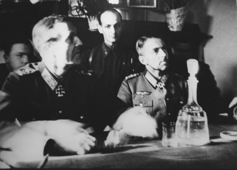 Пленный генерал-фельдмаршал Фридрих Паулюс на допросе в штабе 64-ой армии генерала Шумилова в Бекетовке. 1943 г. 