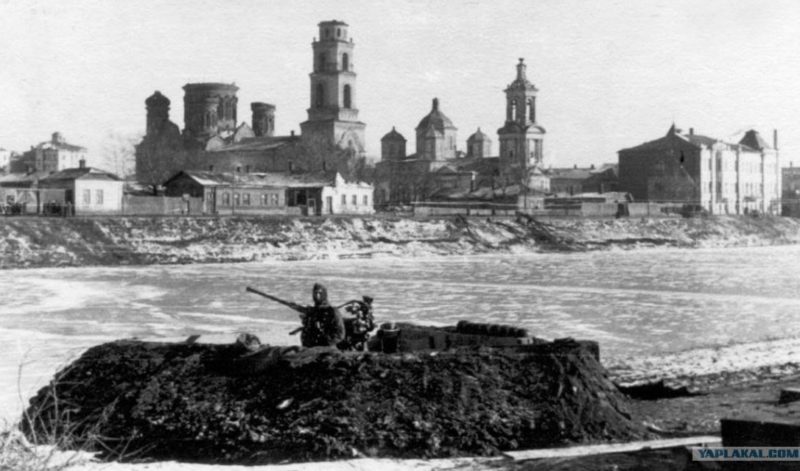 Немецкое зенитное орудие на берегу реки. Февраль 1943 г.