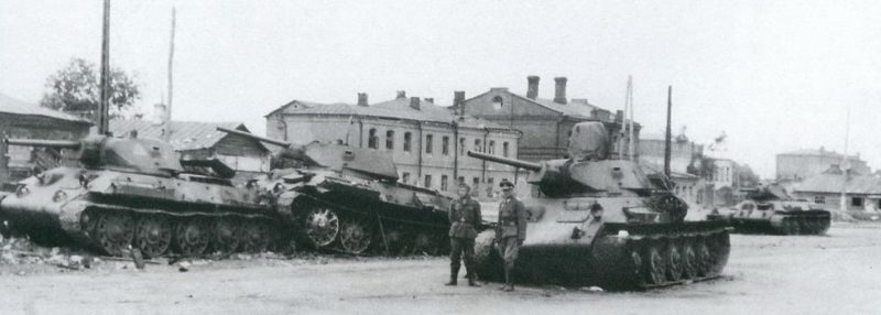 Советские танки Т-34 и Т-60, подбитые на улице 20 лет Октября. 1942 г.