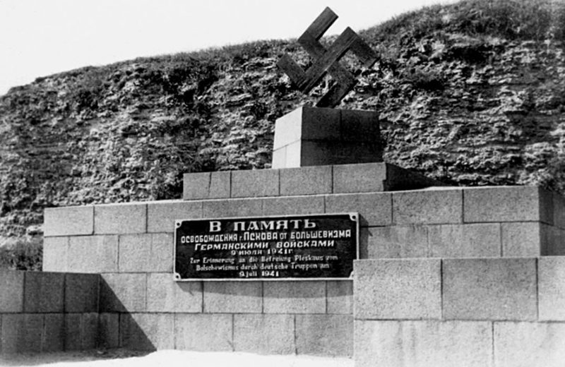 Монумент на площади Жертв Революции был перестроен, на нем укреплена свастика и доска с надписью «В память освобождения г. Пскова от большевизма германскими войсками 9 июля 1941 г.». 1941 г.