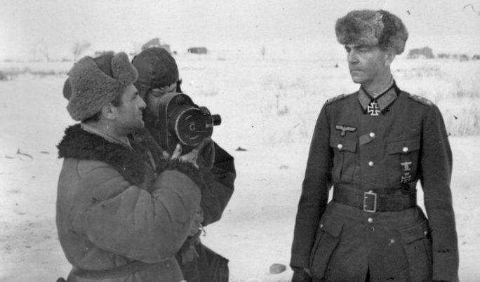 Паулюс дает интервью советскому корреспонденту. 1943 г. 