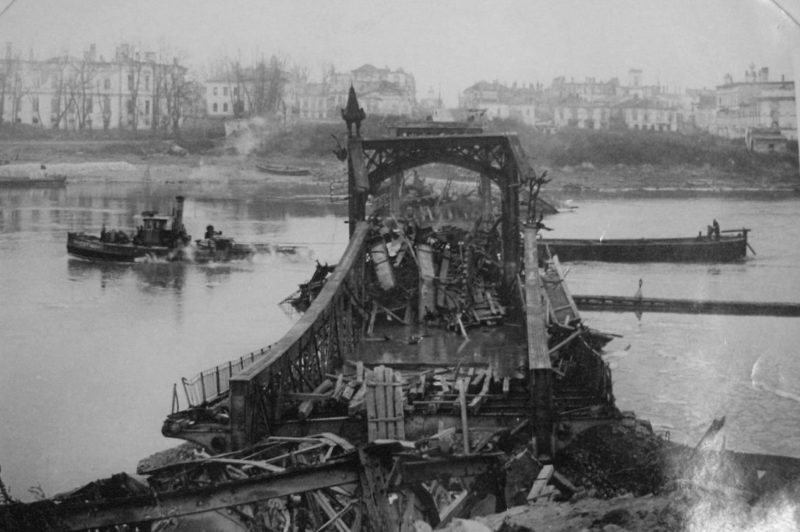 Разрушенный пешеходный мост. 1944 г.