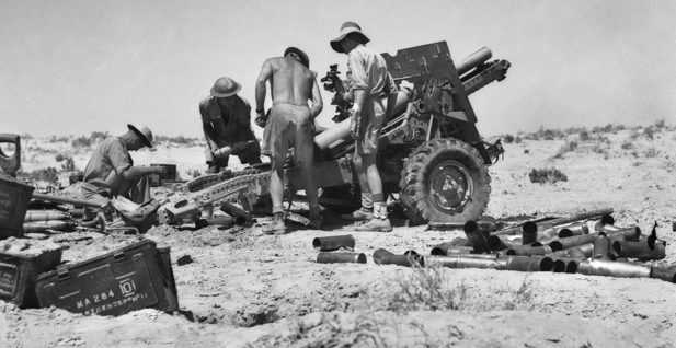 Артиллеристы ведут огонь по немецким позициям в регионе Эль-Аламейн. Ноябрь 1942 года. 