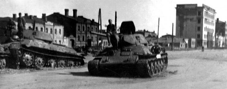Немецкие солдаты позируют на подбитых советских танках Т-34 на улице Воронежа. 1942 г. 