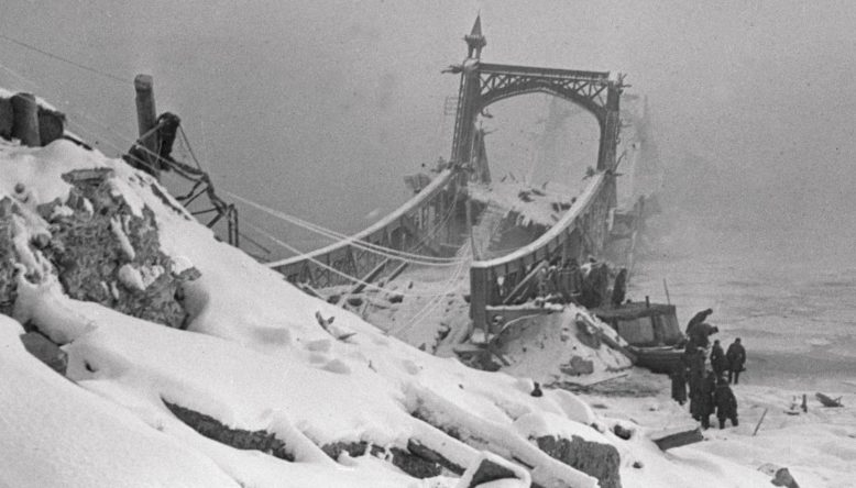 Разрушенный пешеходный мост. 1944 г.