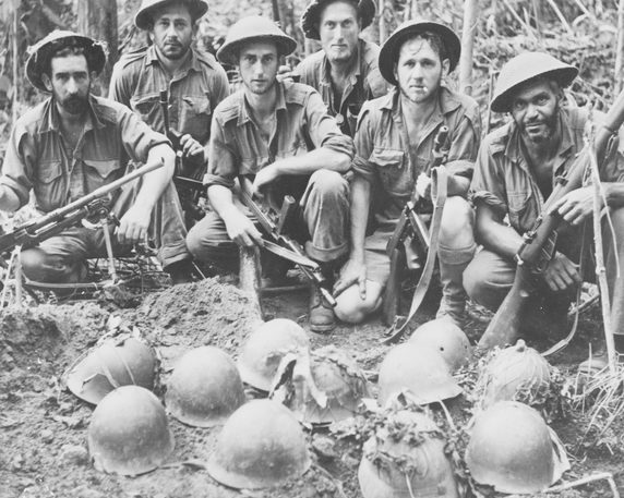 Австралийцы, после похорон японцев в братских могилах вдоль трассы Кокода. Ноябрь 1942 г.
