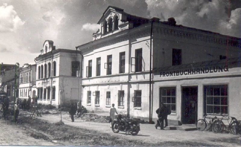Немецкие солдаты на улице Коммуны. 1942 г.