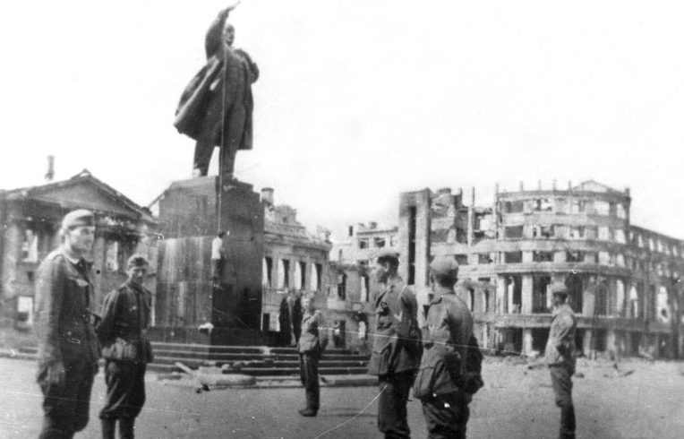 Немцы использовали памятник Ленину в оккупированном Воронеже как виселицу. 1942 г.
