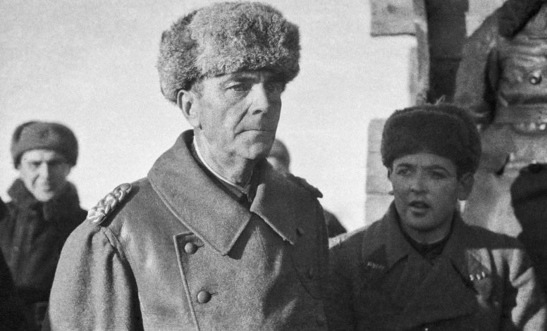 Пленный Паулюс с советским офицерами на хуторе Заварыгин под Сталинградом. 1943 г.