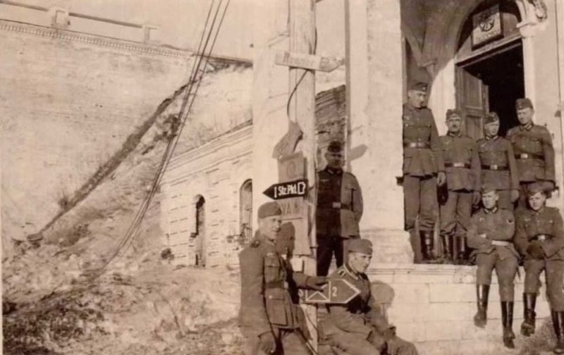 Немецкие солдаты у Иверской часовни. 1942 г.