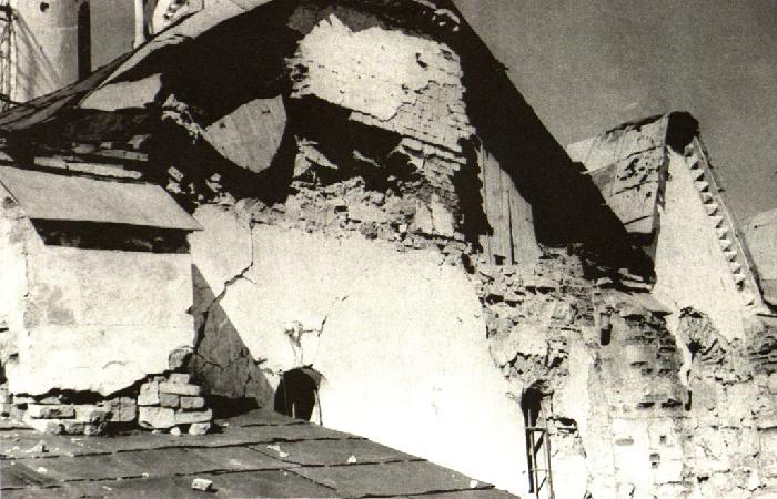 Фрагмент разрушенного фасада Софийского собора в Новгороде. 1944 г.