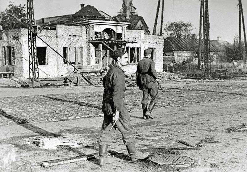 Немецкий патруль у Ново-Митрофановского кладбища. 1942 г.