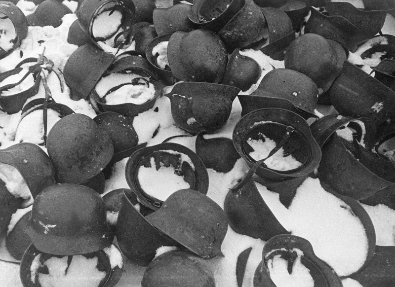 Немецкие каски, оставленные под Сталинградом. Март 1943 г. 
