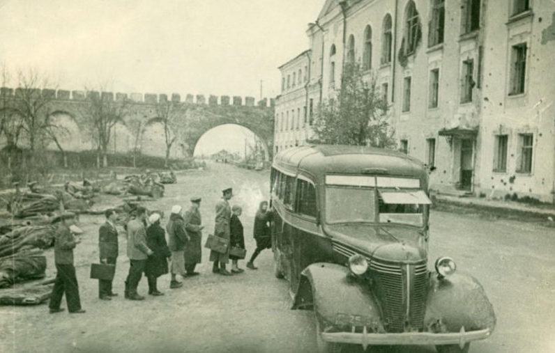 Автобус в освобожденном городе. 1944 г.